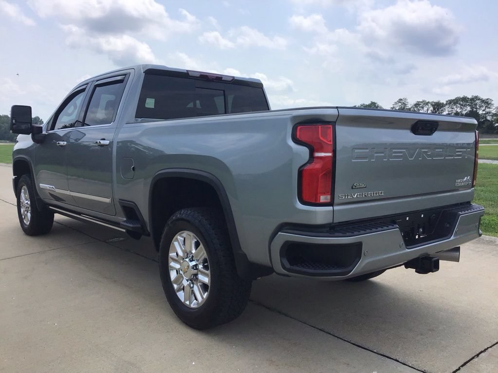 Used 2025 Chevrolet Silverado 2500 High Country w/ Technology Package AWD/4WD image 4