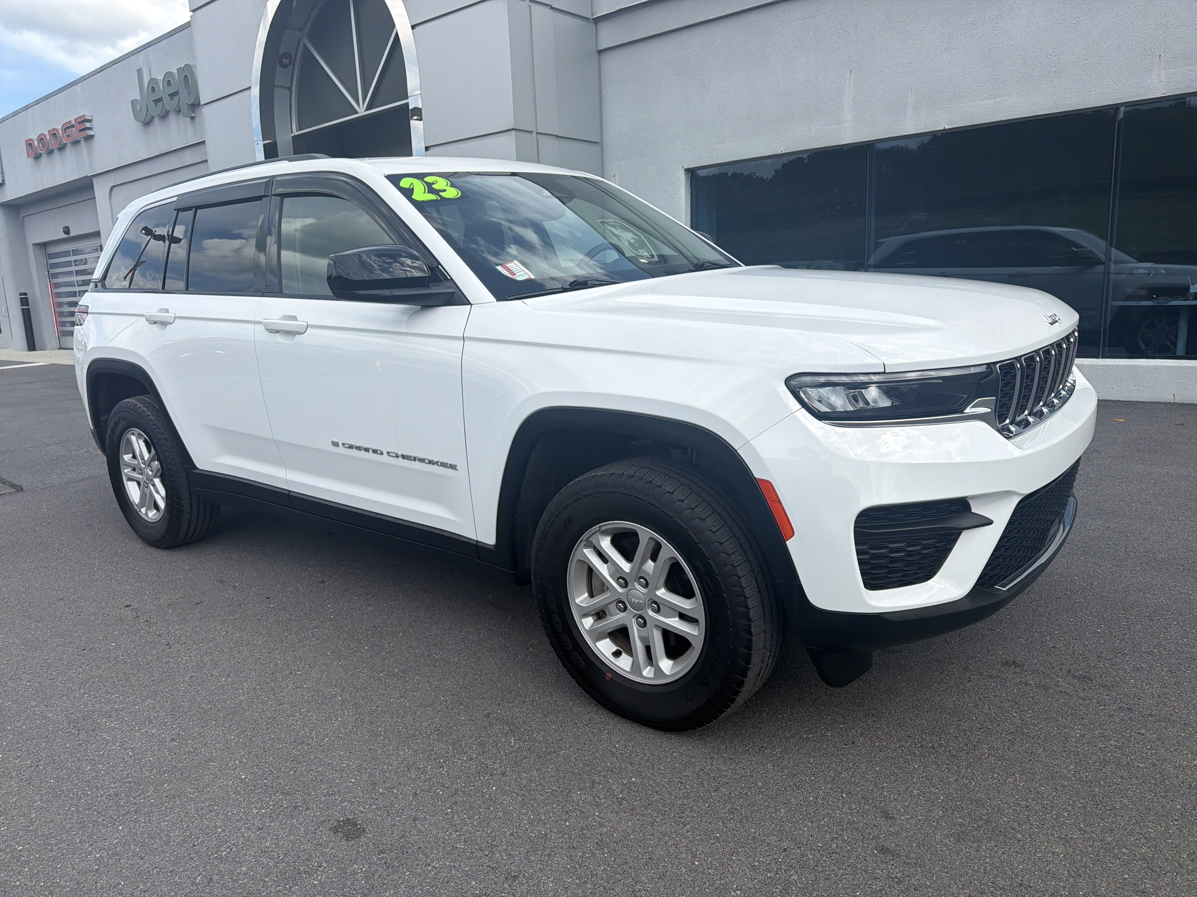 Used 2023 Jeep Grand Cherokee Laredo AWD/4WD image 1