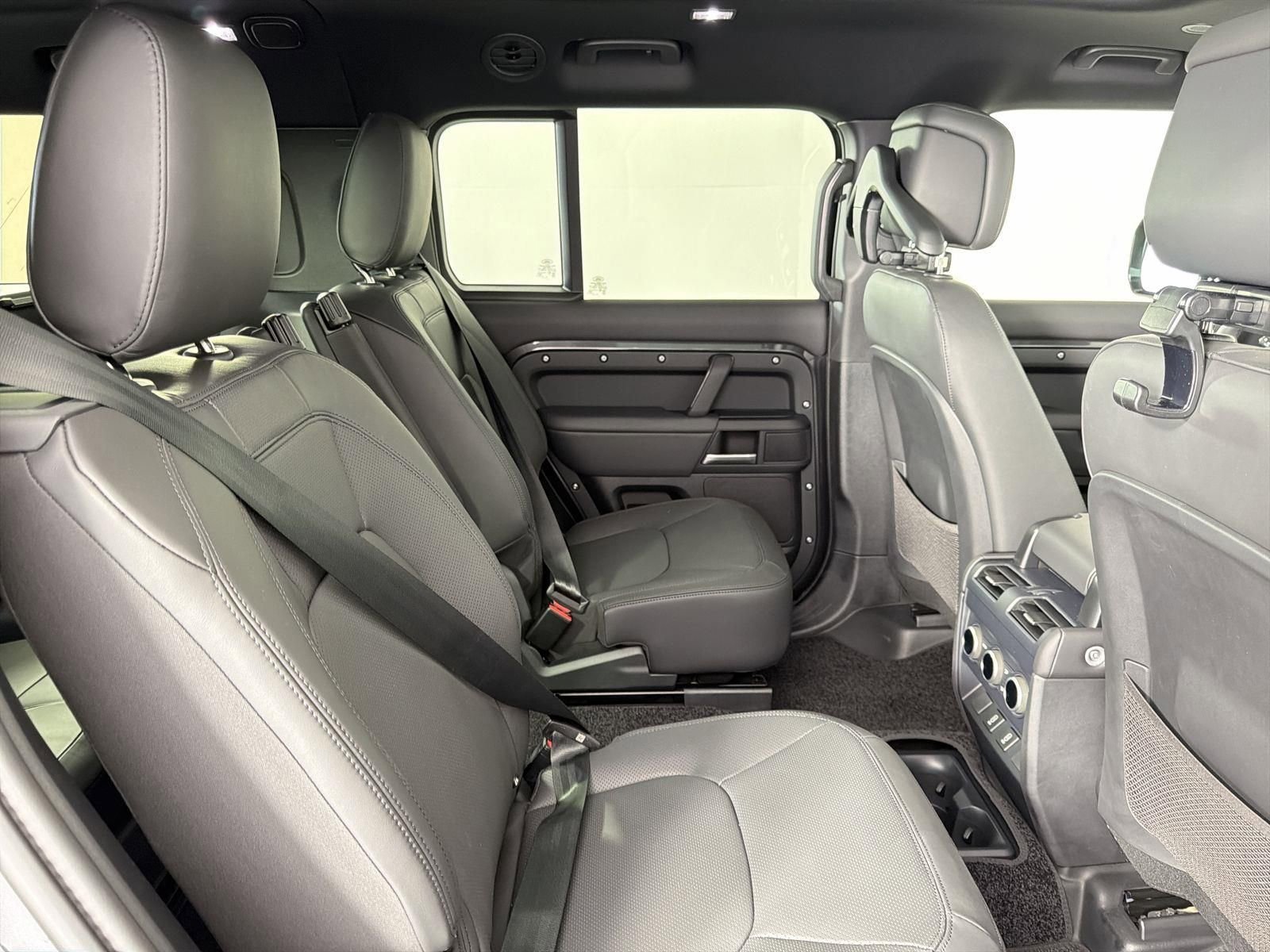 New 2026 Land Rover Defender 130 X-Dynamic SE image 32