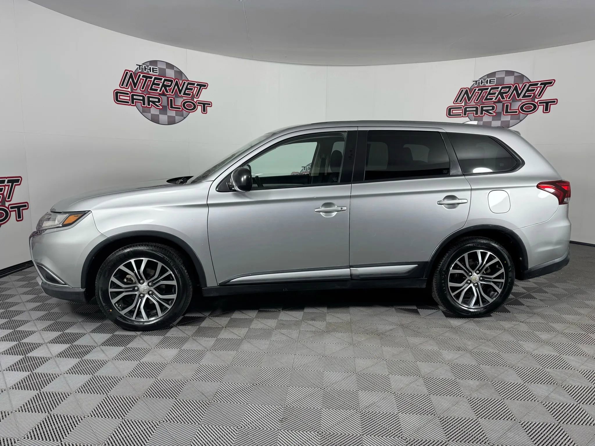 Used 2018 Mitsubishi Outlander ES image 4