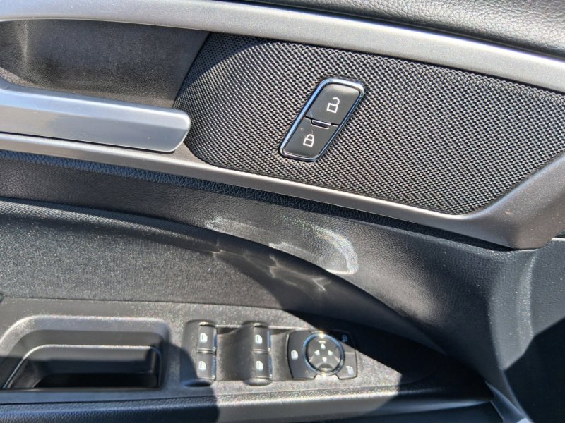 Used 2019 Ford Fusion SE FWD image 15