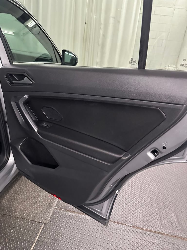 Used 2020 Volkswagen Tiguan SE w/ 3rd Row Seat Package AWD/4WD image 31