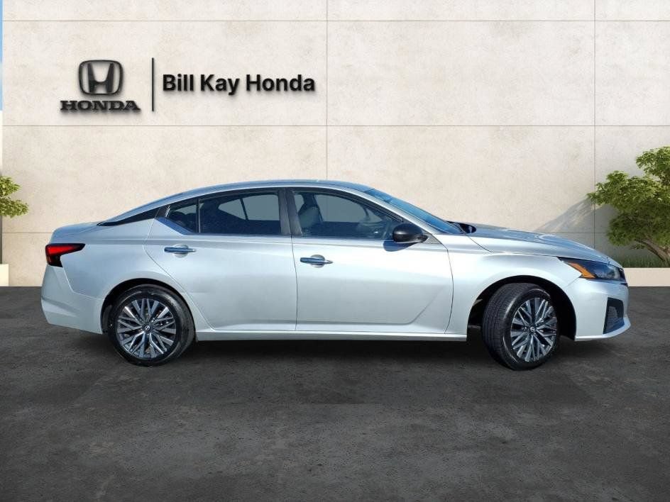 Used 2024 Nissan Altima 2.5 SV AWD/4WD image 2