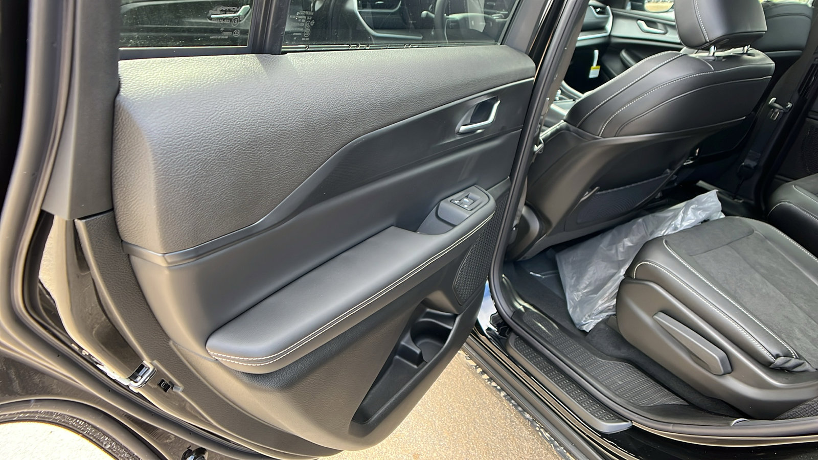 New 2025 Jeep Grand Cherokee L Laredo image 17