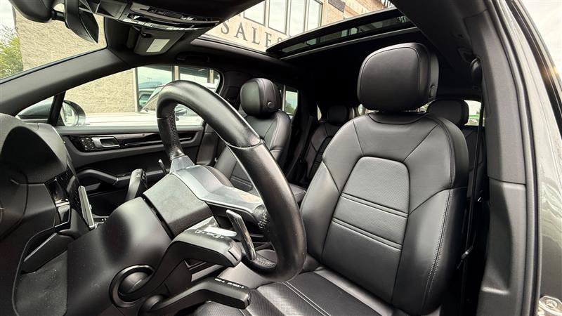 Used 2023 Porsche Cayenne w/ Premium Package image 39