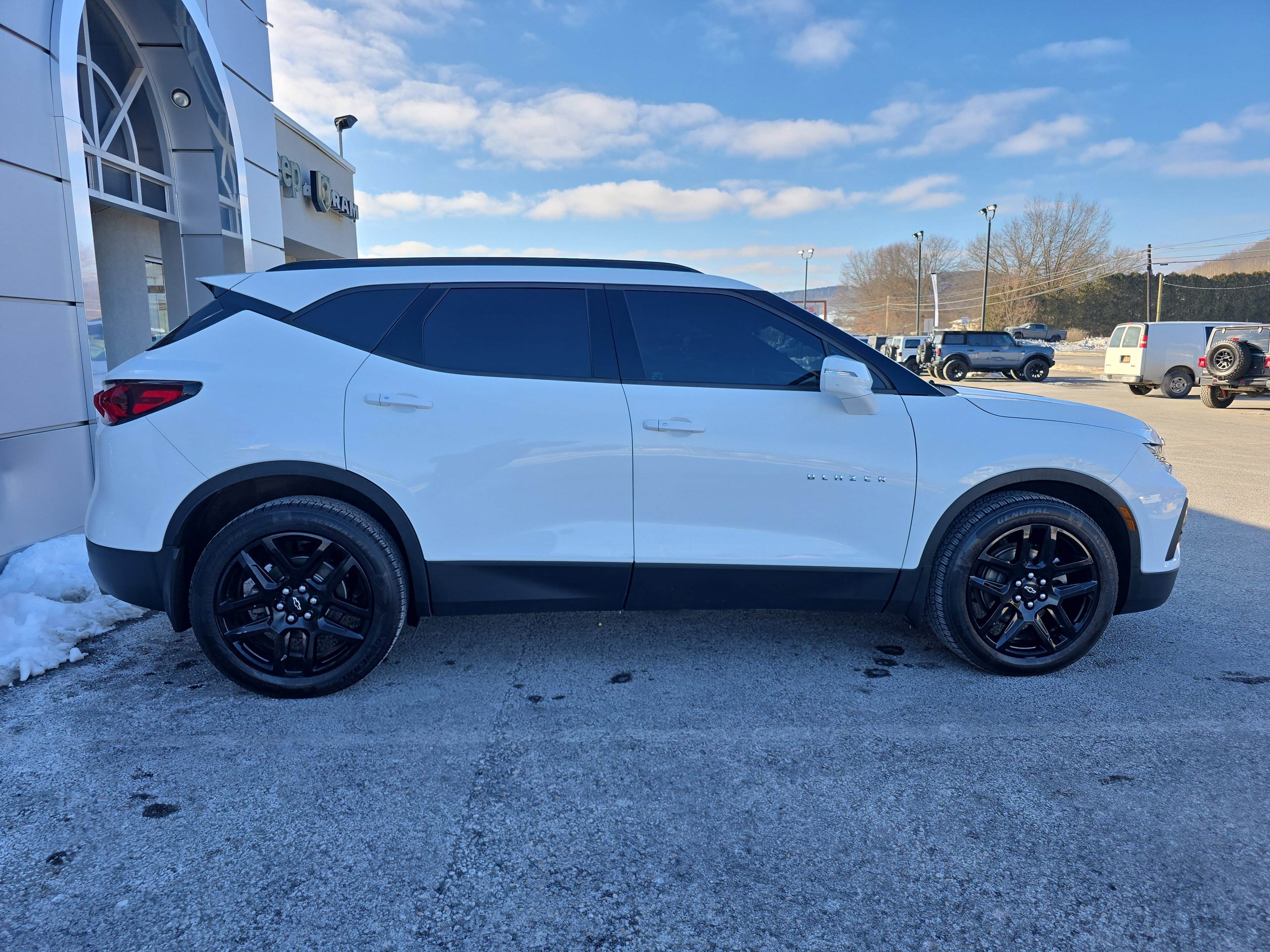 Used 2019 Chevrolet Blazer LT image 2