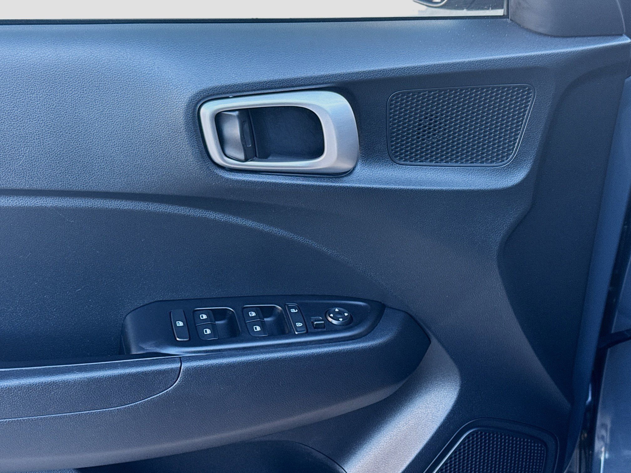 Used 2023 Hyundai Venue SEL image 15