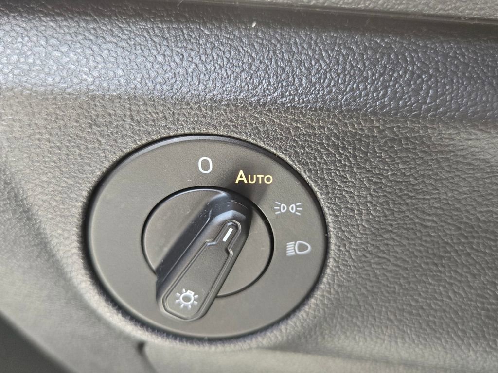 Used 2020 Volkswagen Jetta SE w/ SE Cold Weather Package FWD image 24