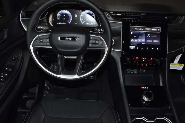 New 2025 Jeep Grand Cherokee Altitude image 13