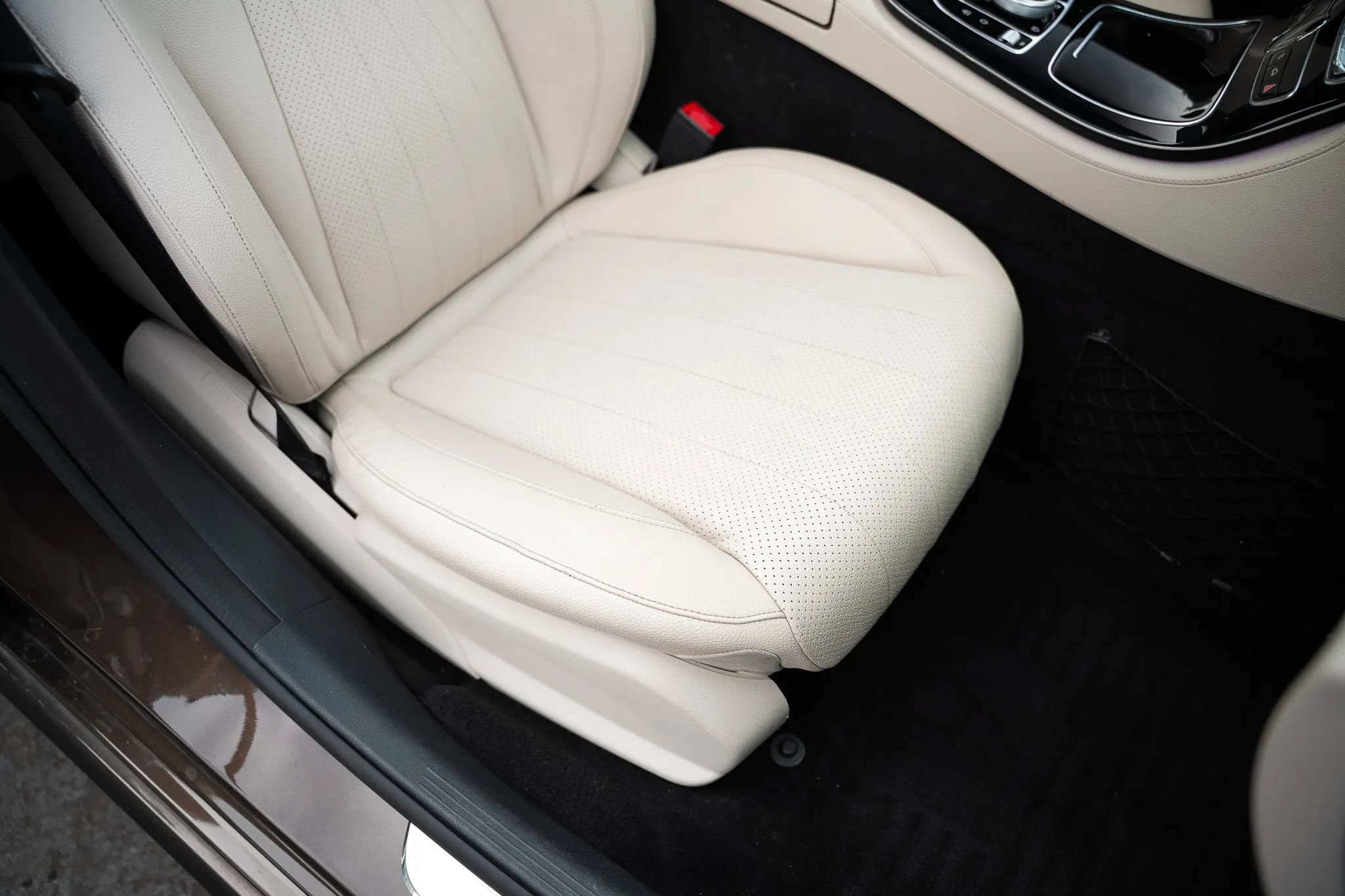 Used 2017 Mercedes-Benz E 300 4MATIC image 32