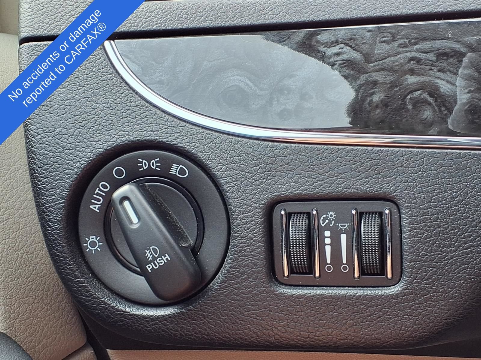 Used 2015 Chrysler Town & Country Touring-L FWD image 22