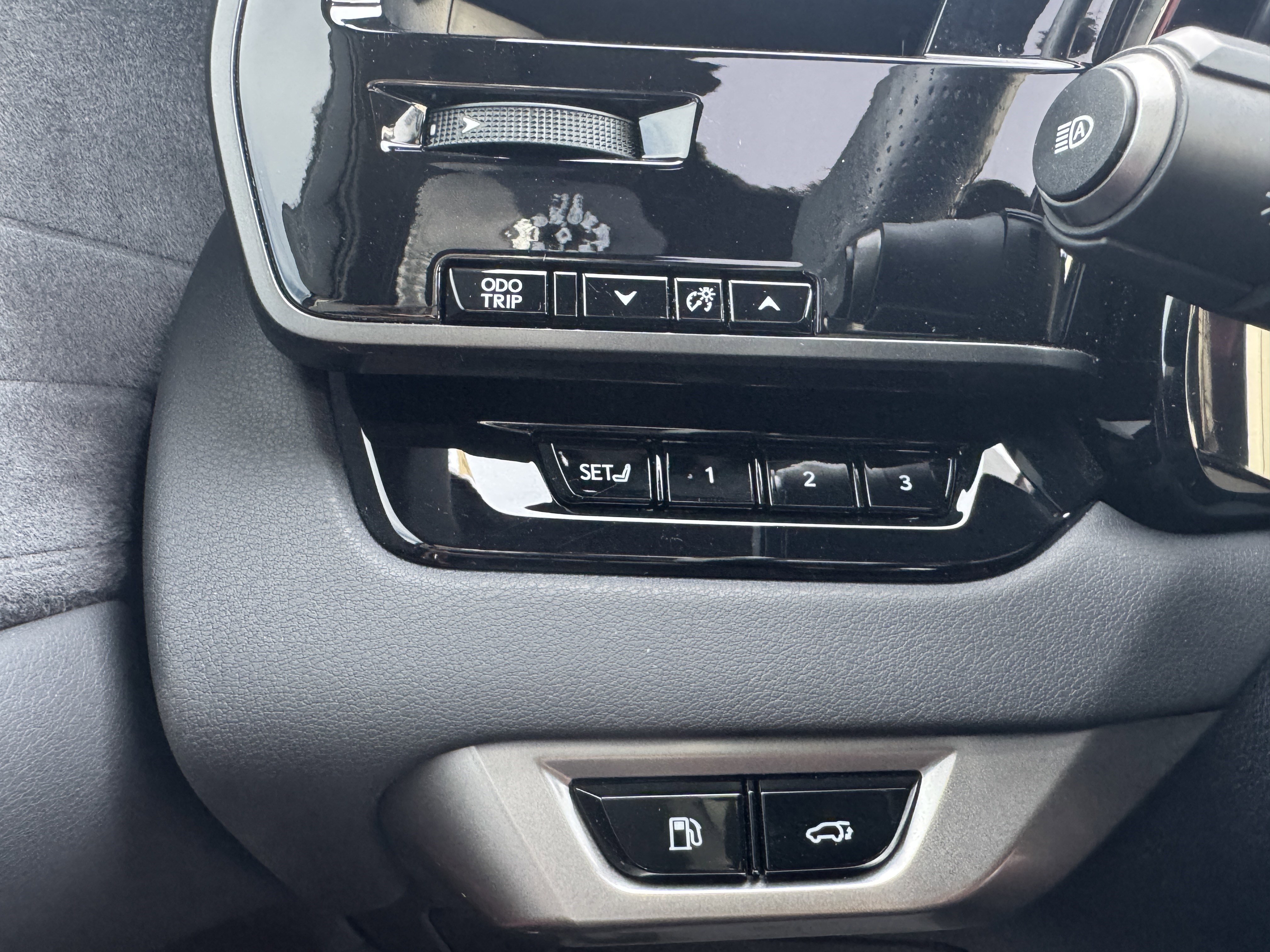 Used 2023 Lexus RX 500h F Sport w/ Accessory Package (Z1) image 35