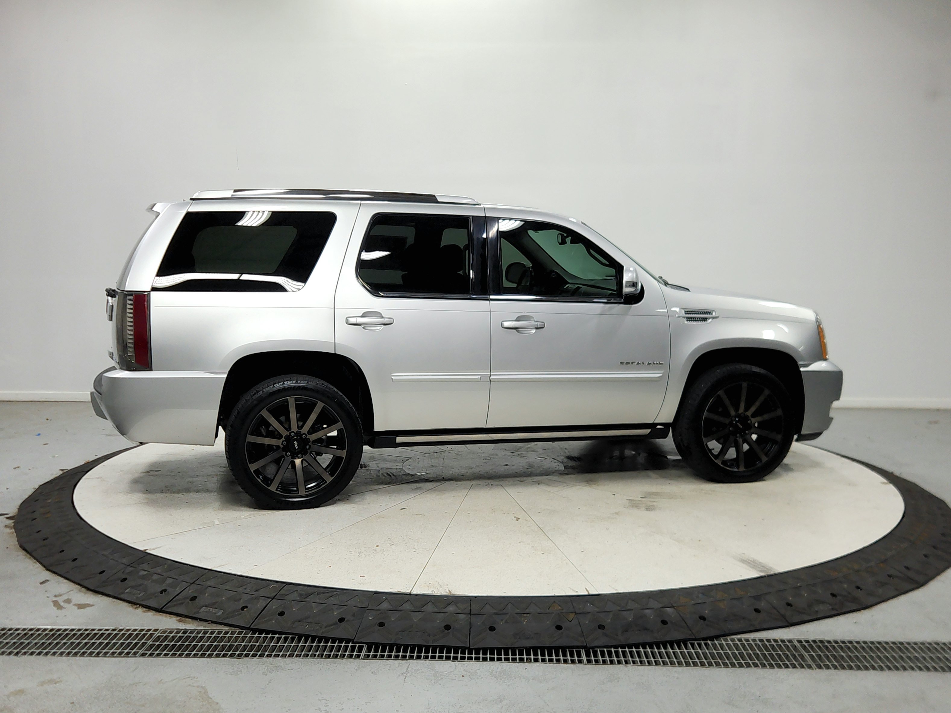 Used 2014 Cadillac Escalade Premium RWD image 9