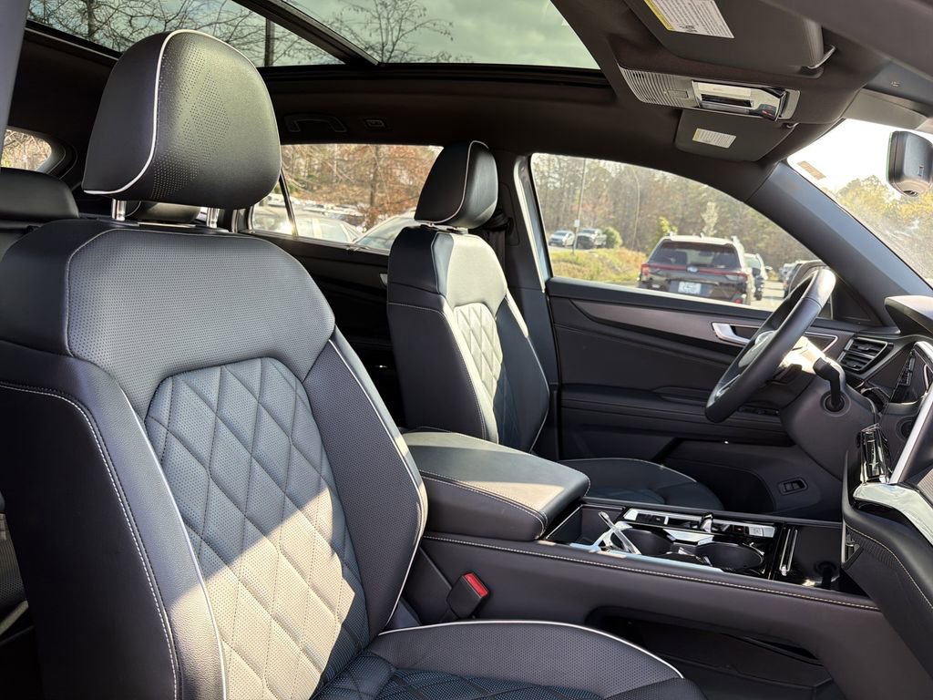 Used 2025 Volkswagen Atlas Cross Sport SEL Premium R-Line image 19