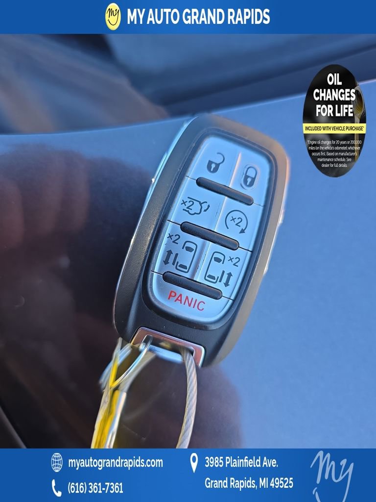 Used 2023 Chrysler Pacifica Touring-L image 40