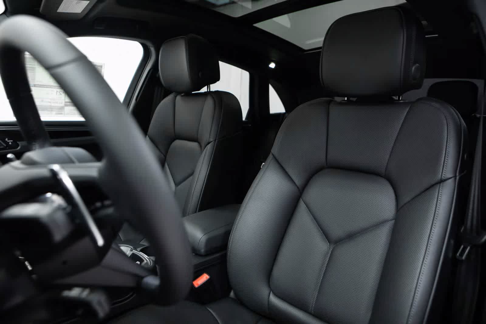 Certified 2026 Porsche Macan AWD/4WD image 5