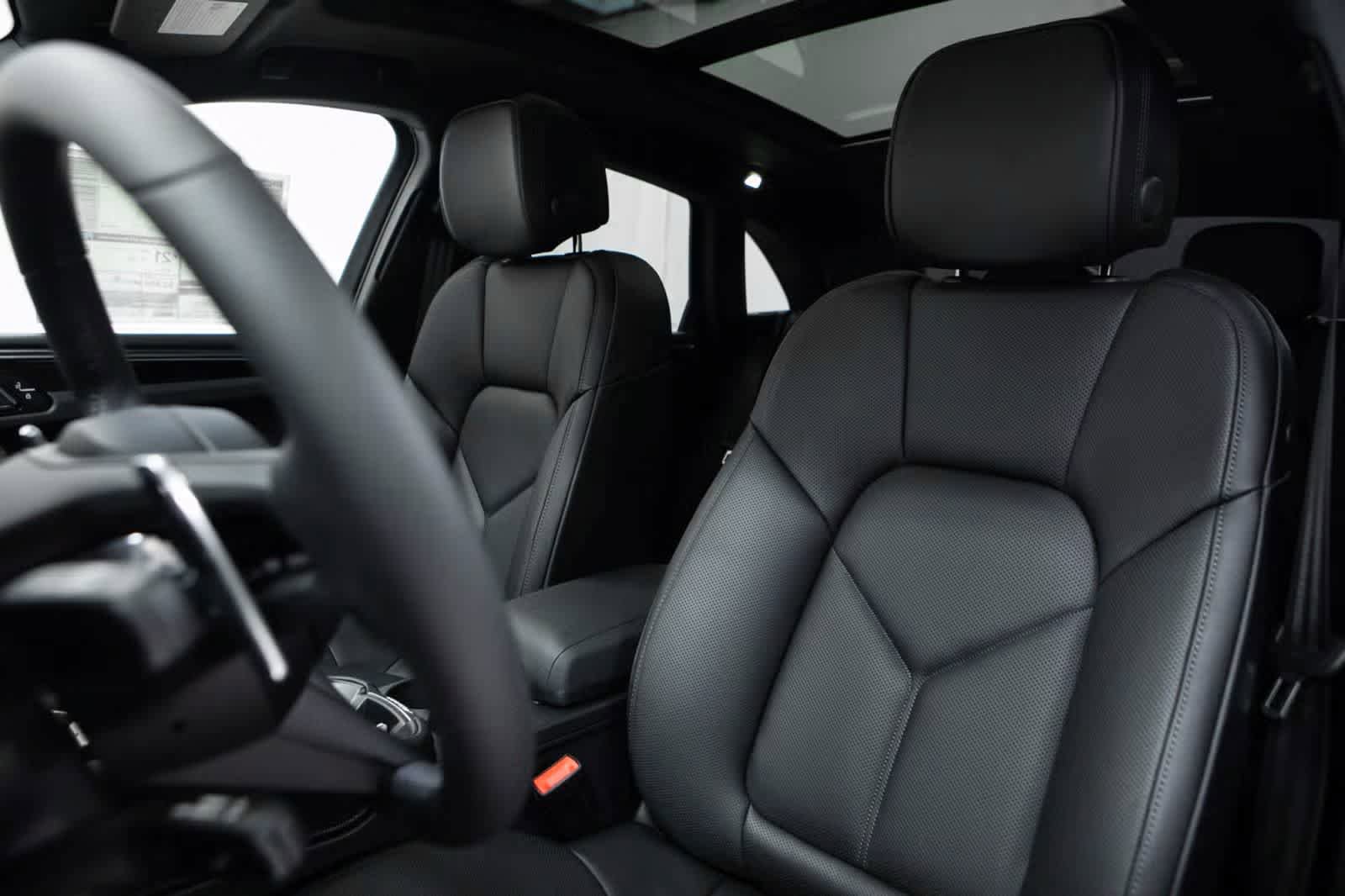 Used 2026 Porsche Macan AWD/4WD image 5