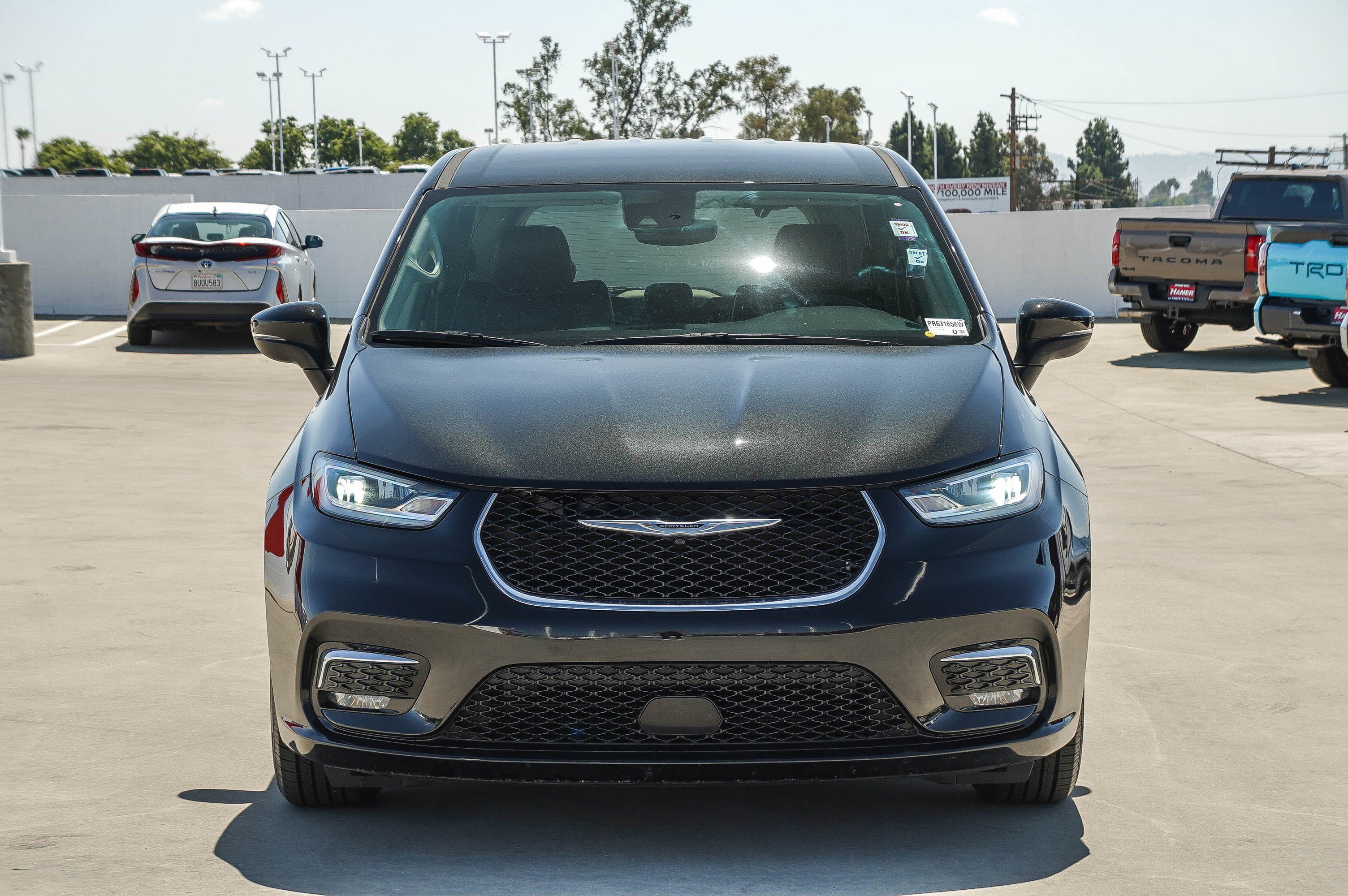 Used 2023 Chrysler Pacifica Touring-L FWD image 2