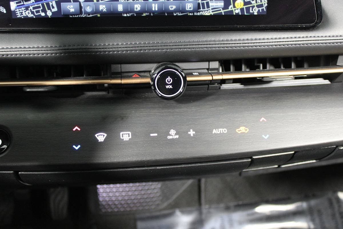 Used 2023 Nissan Ariya AWD image 18