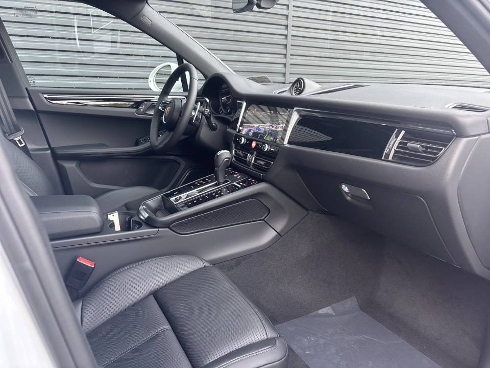 New 2025 Porsche Macan 4 Electric AWD/4WD image 19