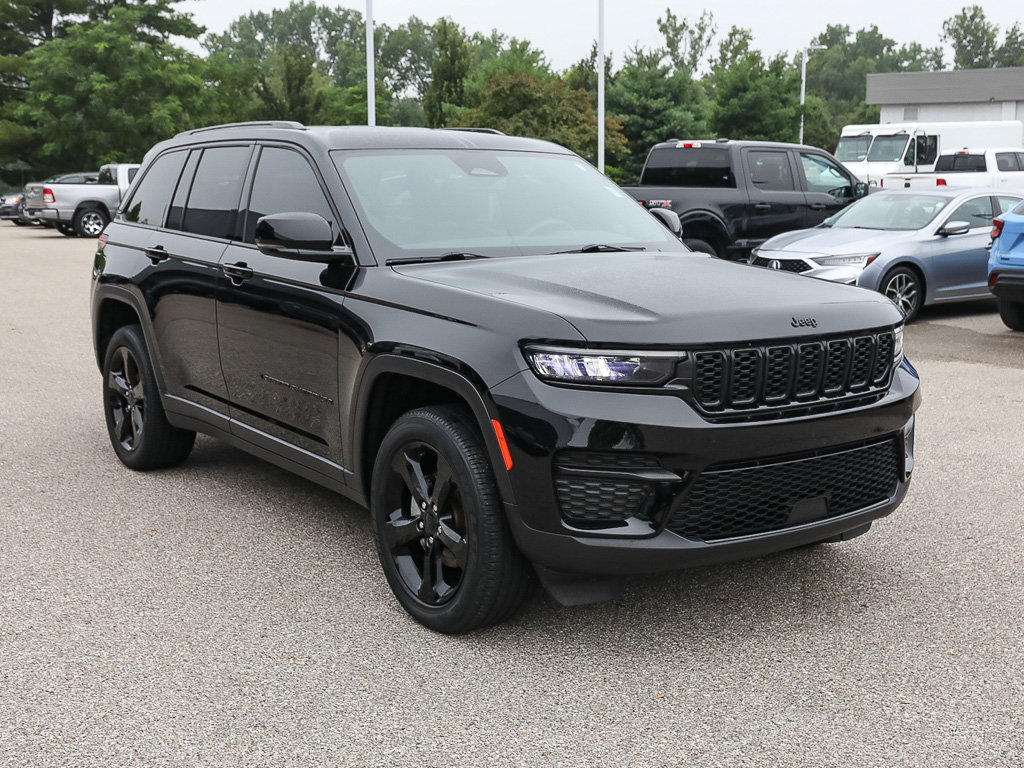 Used 2023 Jeep Grand Cherokee Altitude AWD/4WD image 9