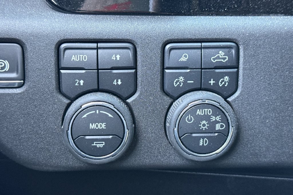 Used 2025 Chevrolet Silverado 2500 ZR2 w/ Technology Package AWD/4WD image 32