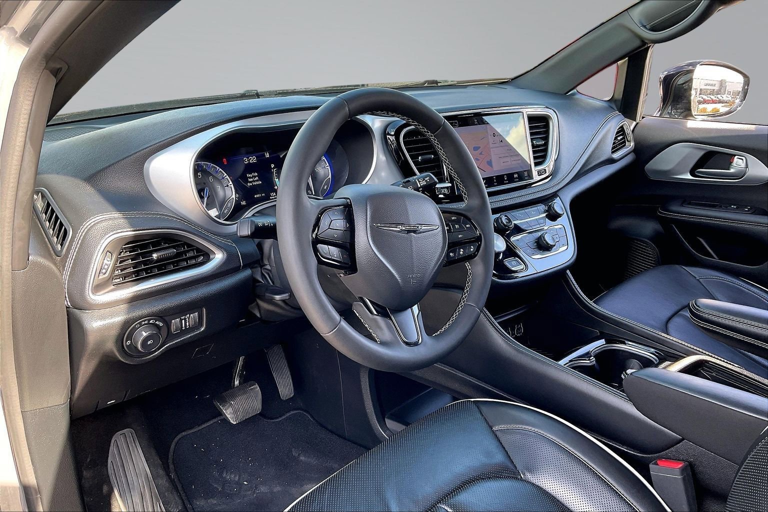 Used 2025 Chrysler Pacifica Limited image 12