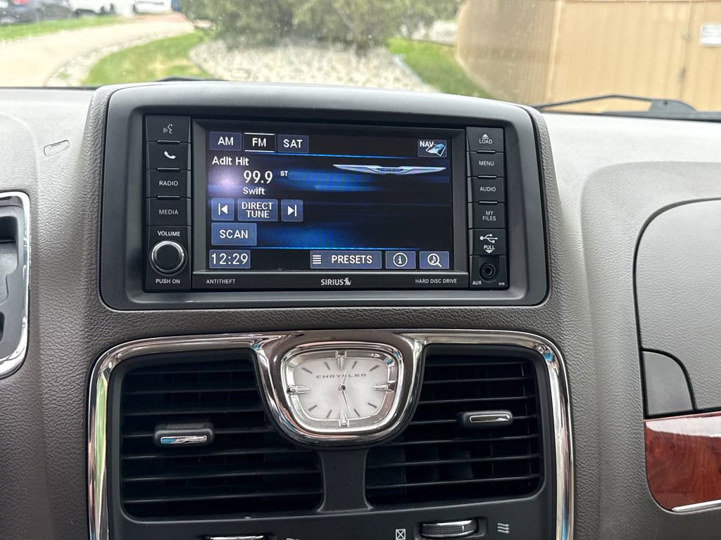 Used 2015 Chrysler Town & Country Touring-L w/ Driver Convenience Group FWD image 19