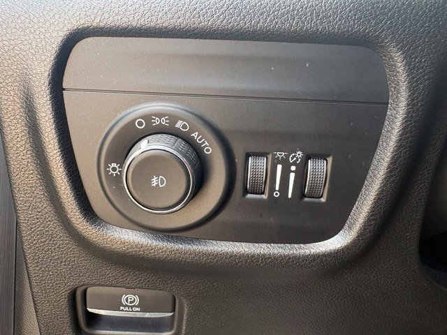 Used 2023 Jeep Grand Cherokee Limited w/ Black Appearance Package AWD/4WD image 19