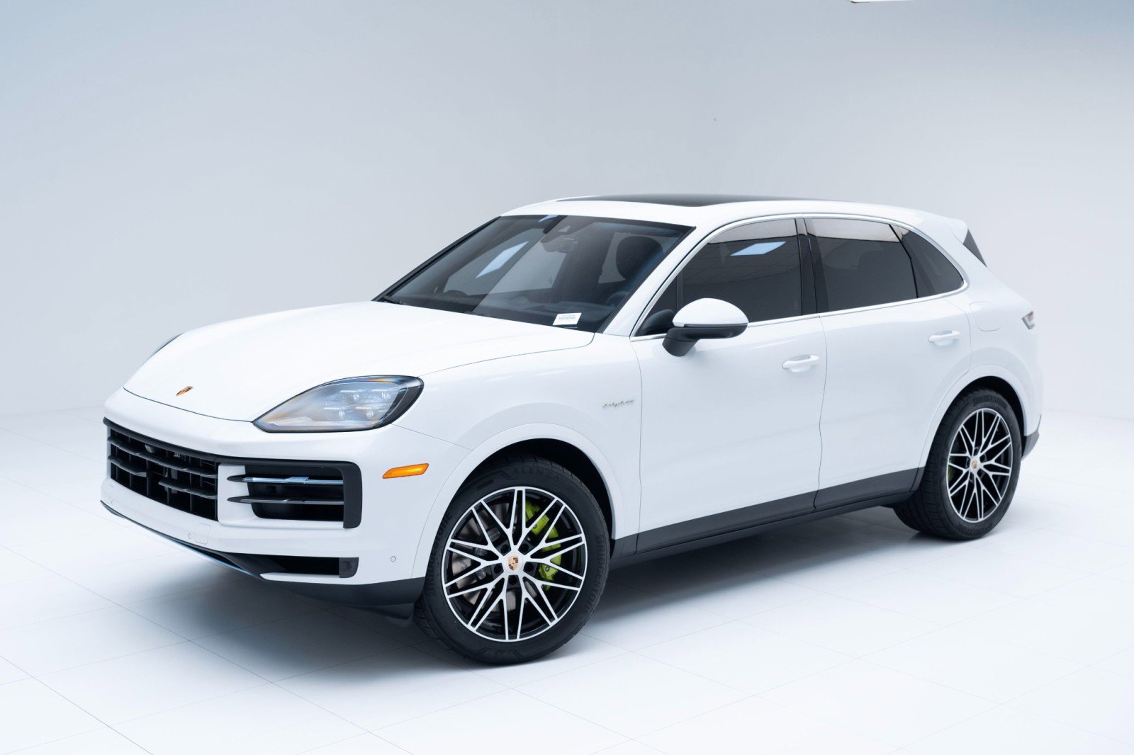 Certified 2025 Porsche Cayenne E-Hybrid image 1