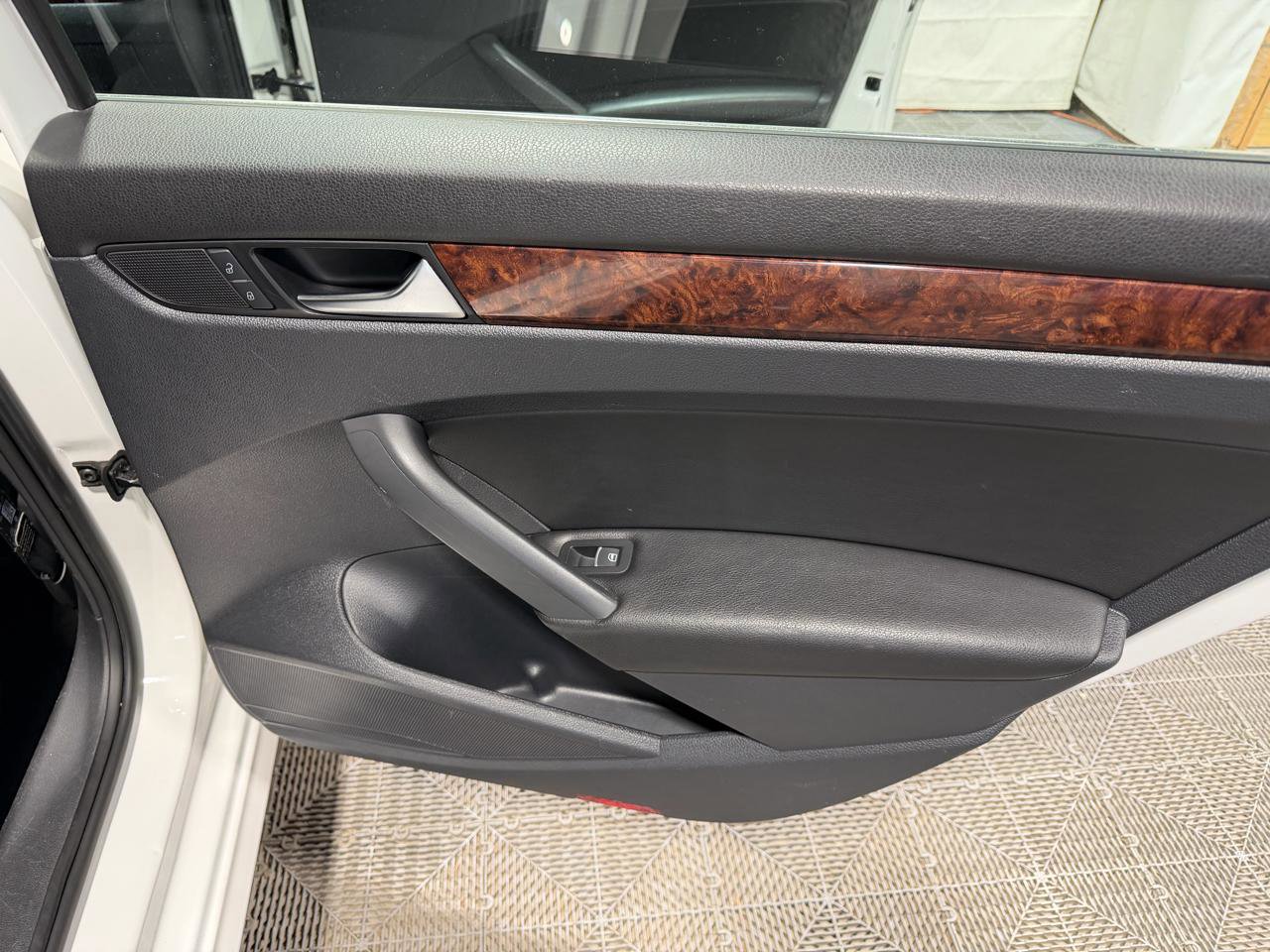 Used 2013 Volkswagen Passat TDI SEL Premium image 16