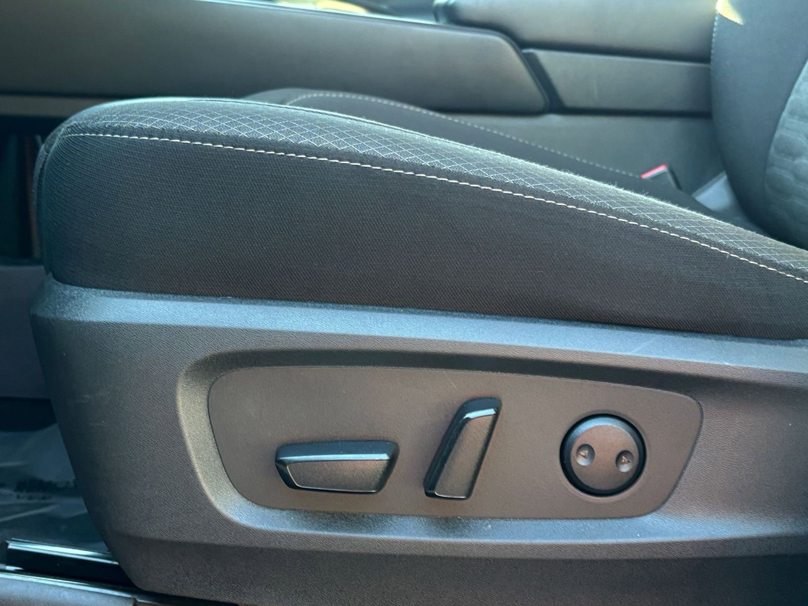 Used 2025 Nissan Pathfinder SV image 27