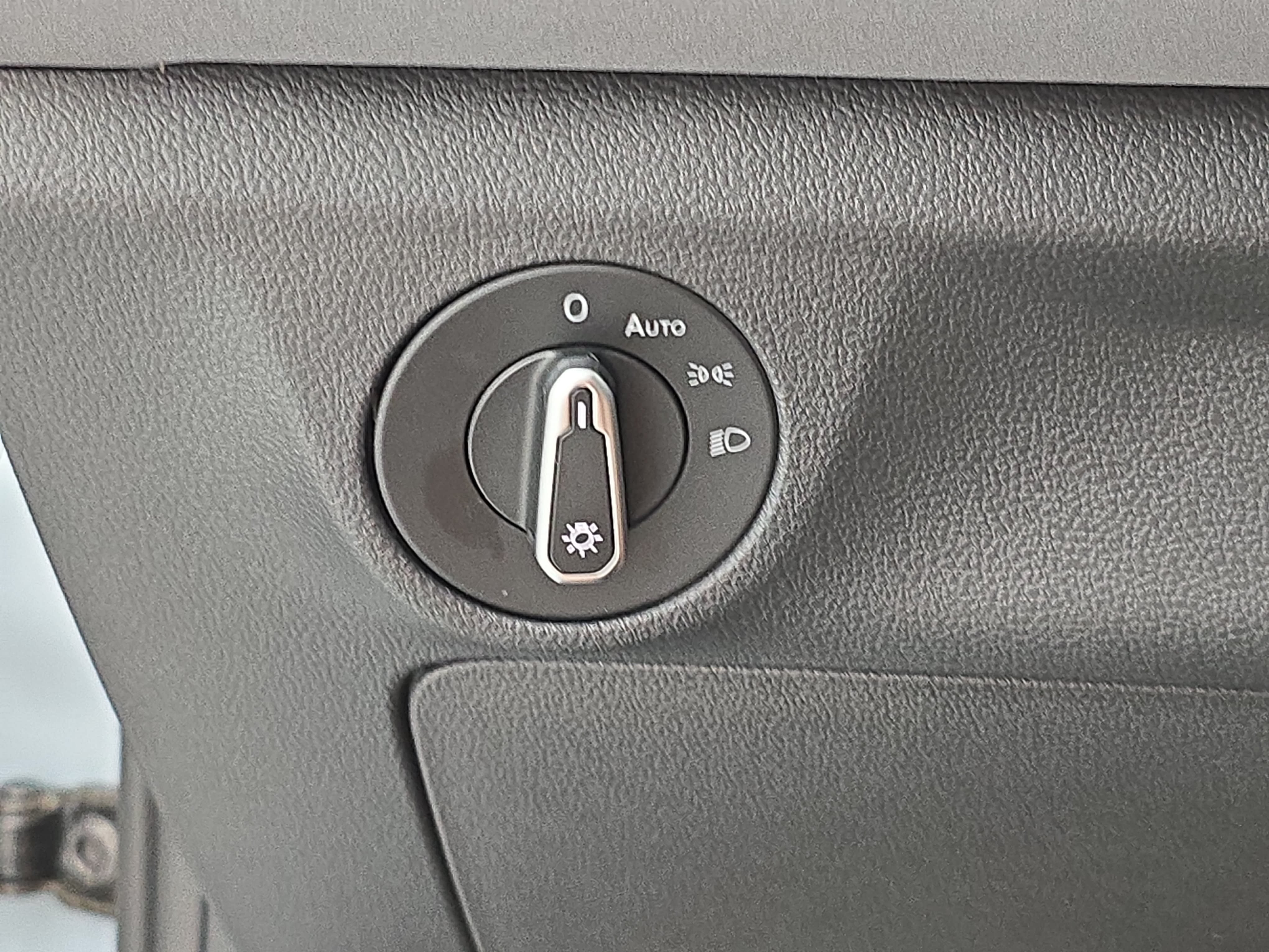 Certified 2025 Volkswagen Jetta SE FWD image 25