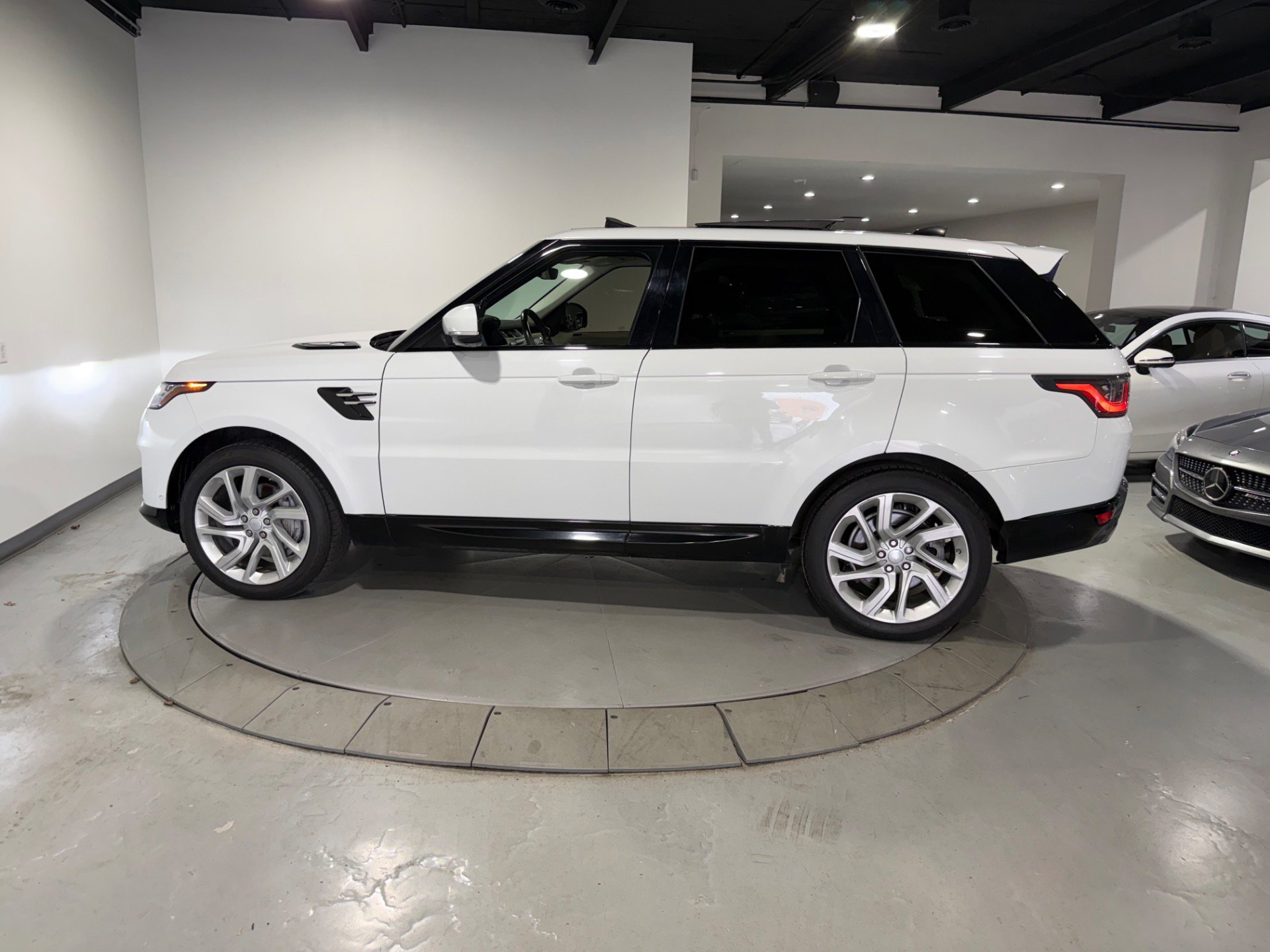 Used 2018 Land Rover Range Rover Sport HSE AWD/4WD image 17