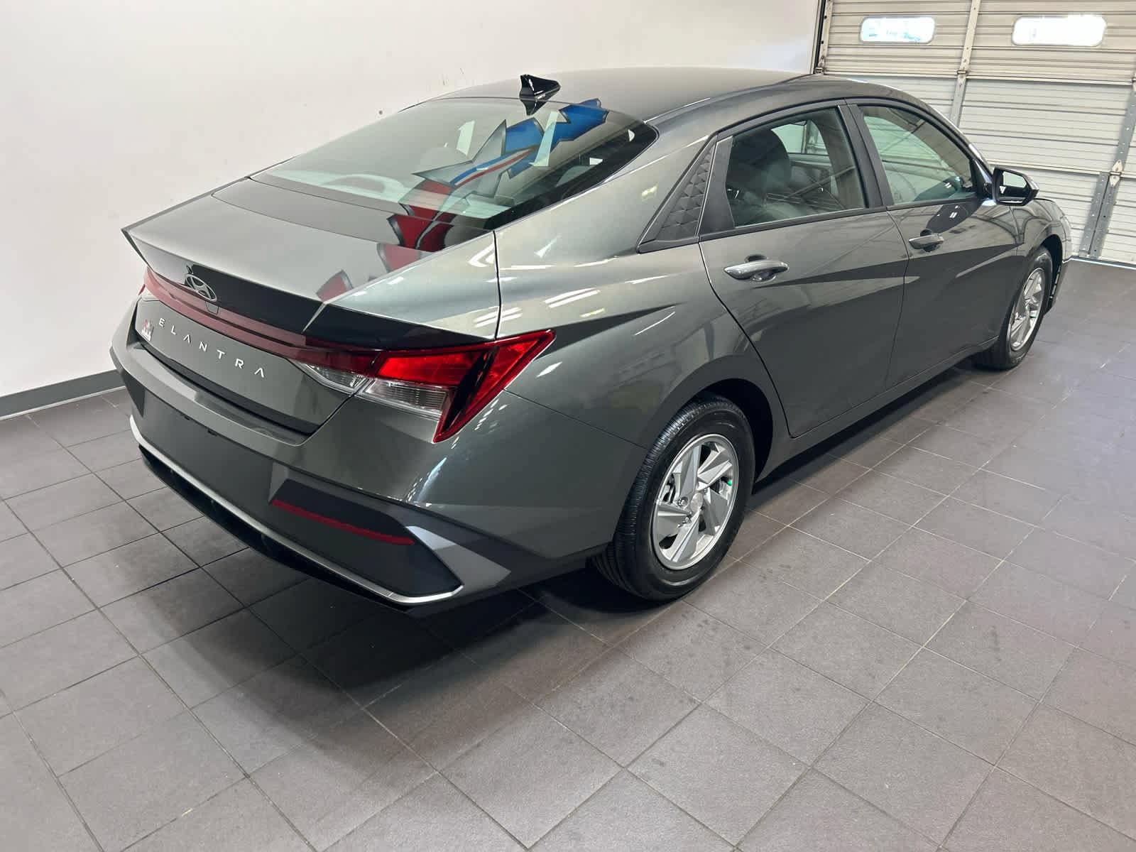 New 2026 Hyundai Elantra SE FWD image 3