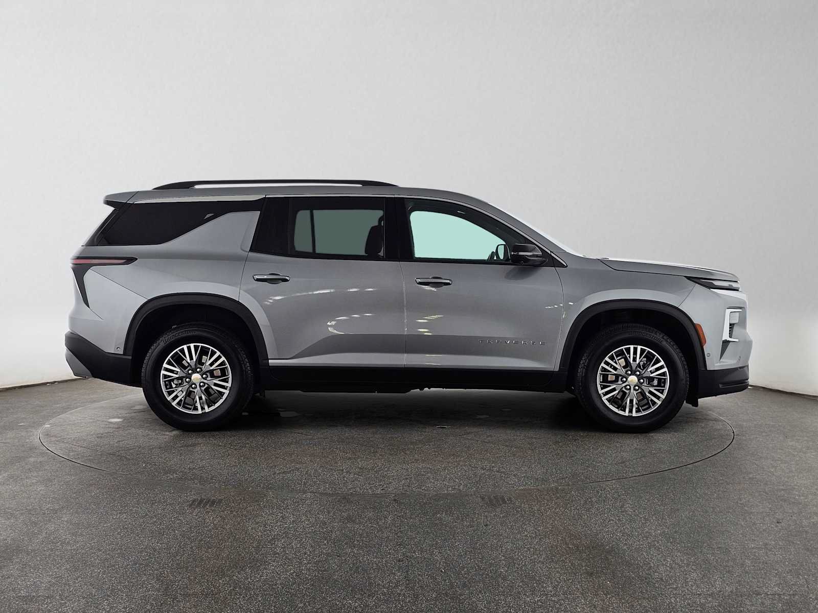 Used 2026 Chevrolet Traverse LT w/ Enhanced Driving Package FWD image 2