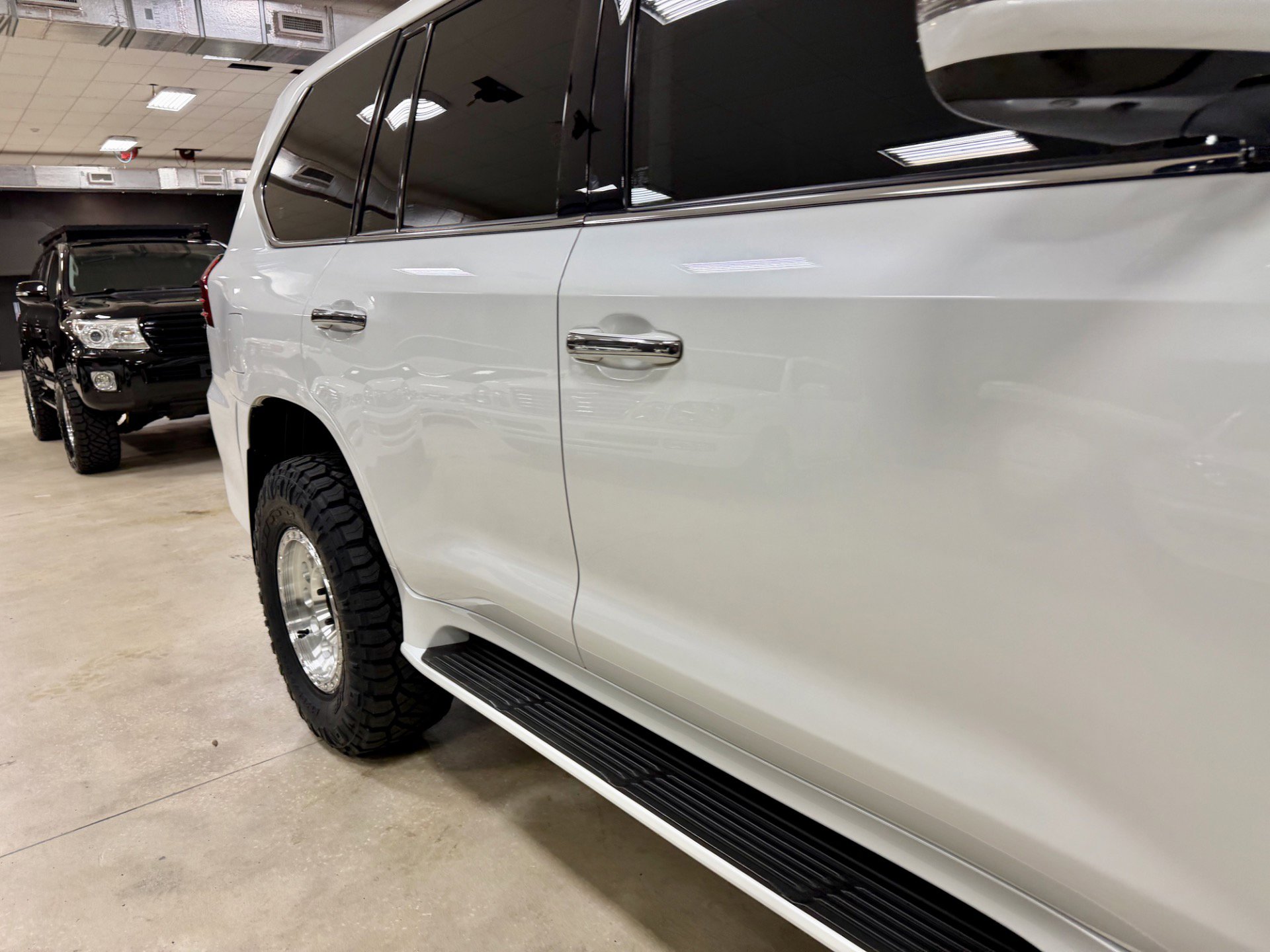 Used 2016 Lexus LX 570 w/ Luxury Package image 18