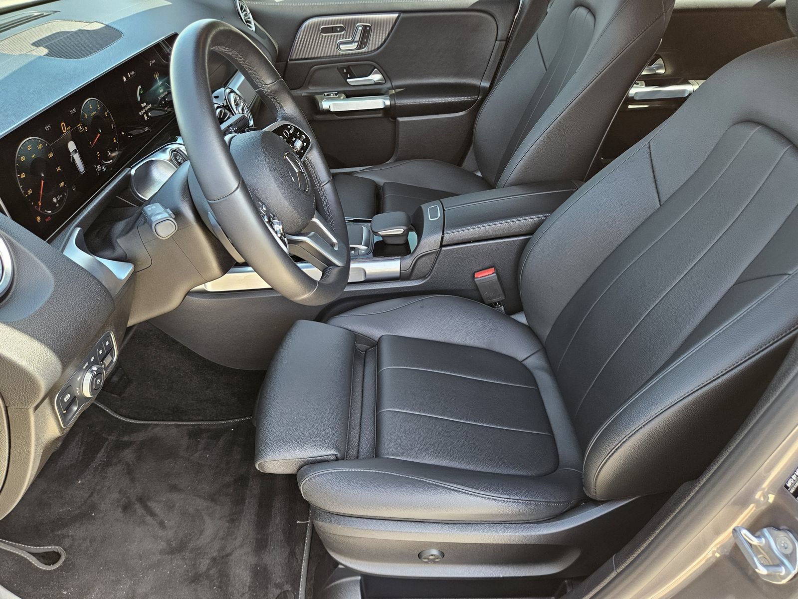 Used 2021 Mercedes-Benz GLB 250 w/ Premium Package image 12