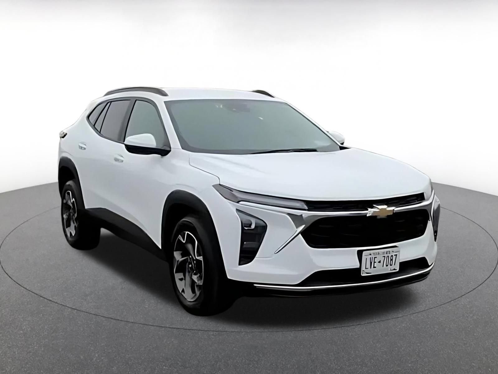 Used 2025 Chevrolet Trax LT FWD image 3