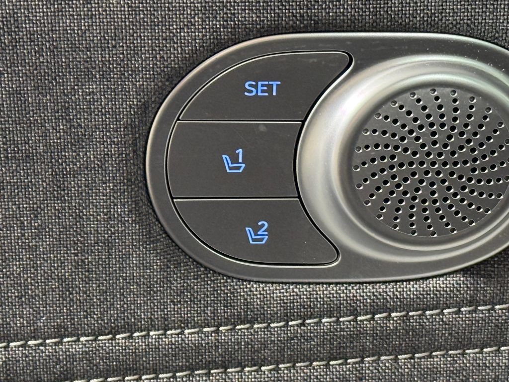 Certified 2025 Hyundai Elantra Limited FWD image 38