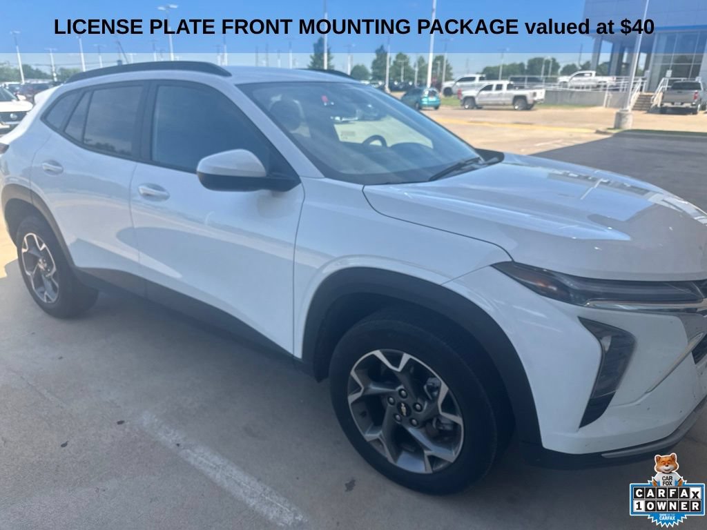Used 2025 Chevrolet Trax LT FWD image 2