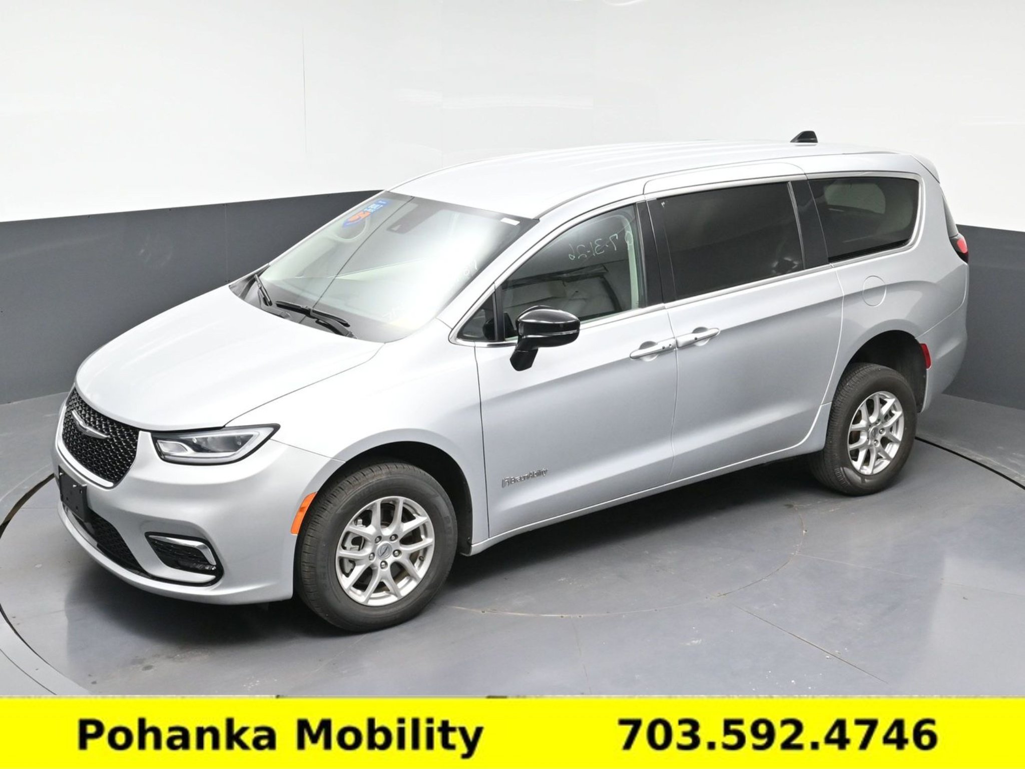 Used 2024 Chrysler Pacifica Touring-L FWD image 24