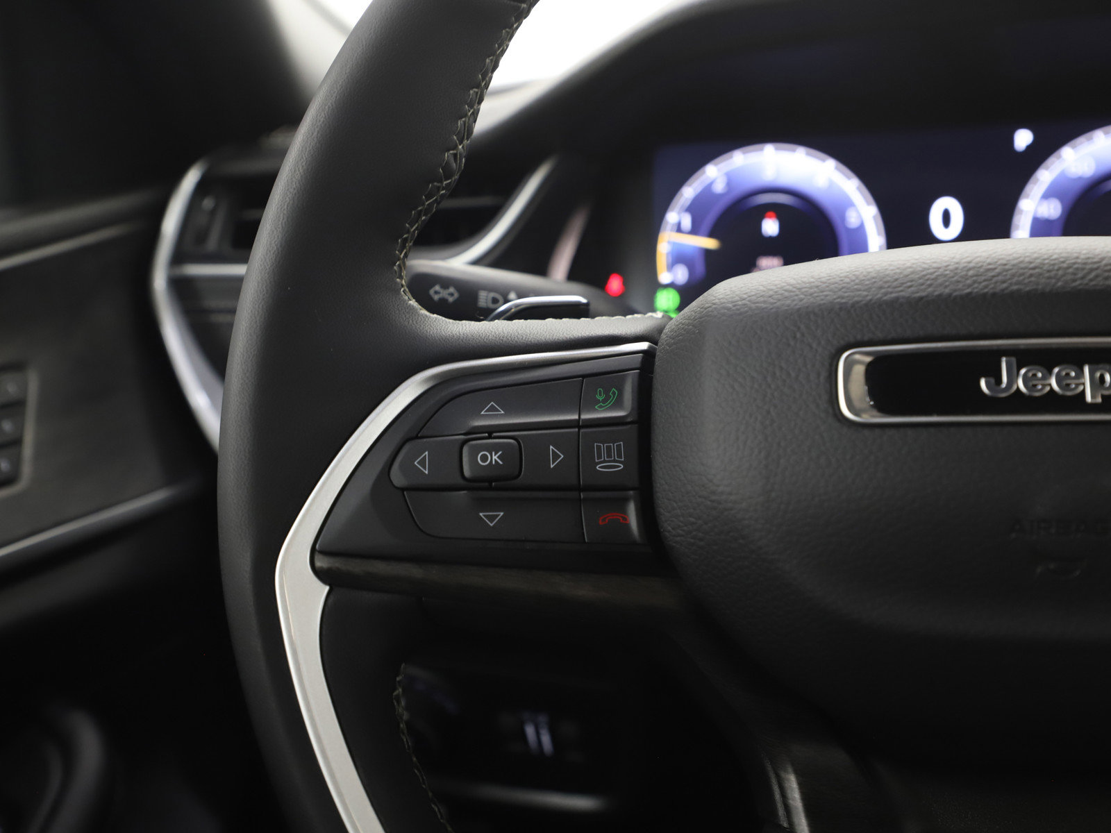 Used 2025 Jeep Grand Cherokee L Limited w/ Black Appearance Package image 27