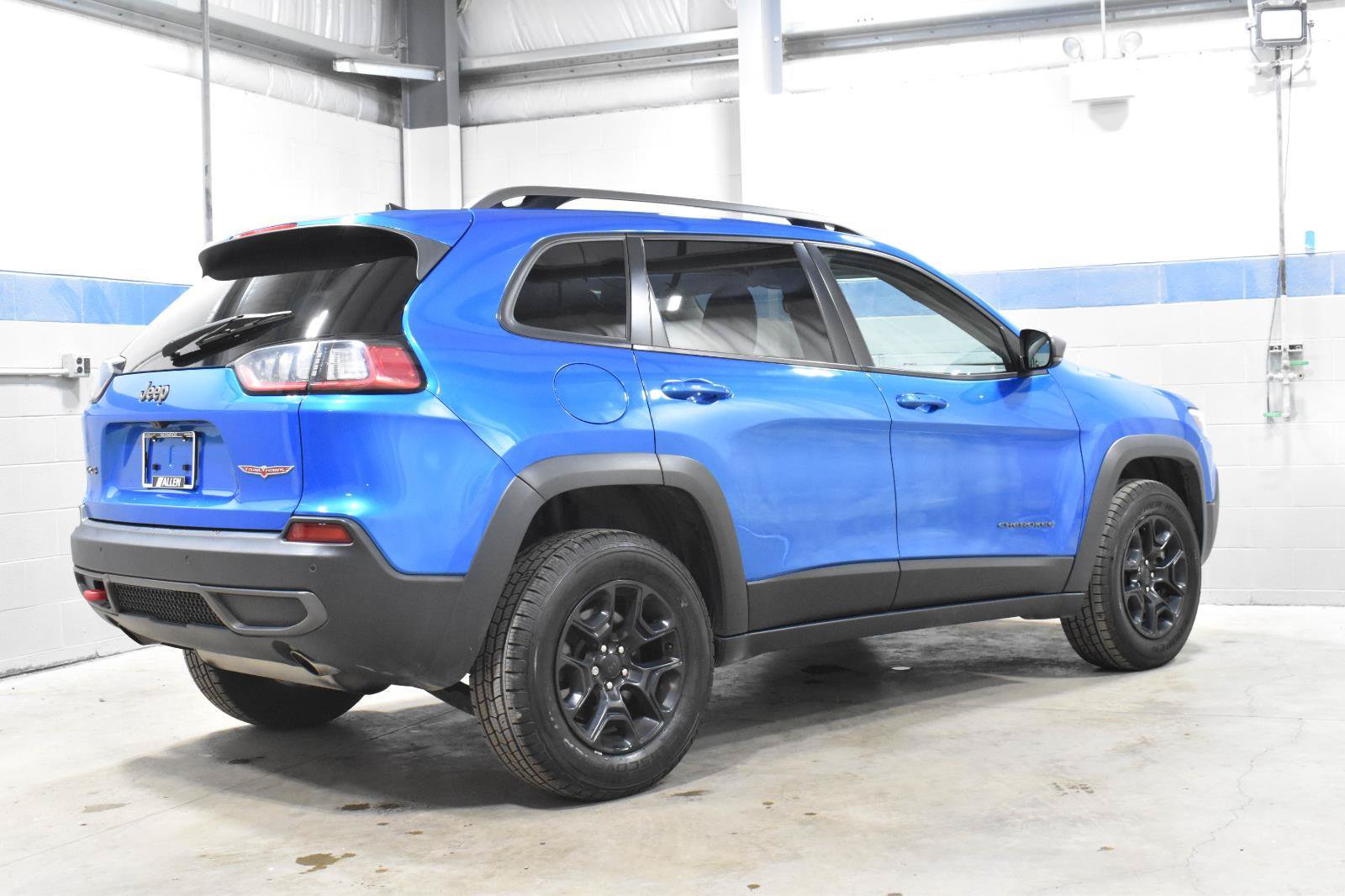 Used 2020 Jeep Cherokee Trailhawk w/ Cold Weather Group AWD/4WD image 27