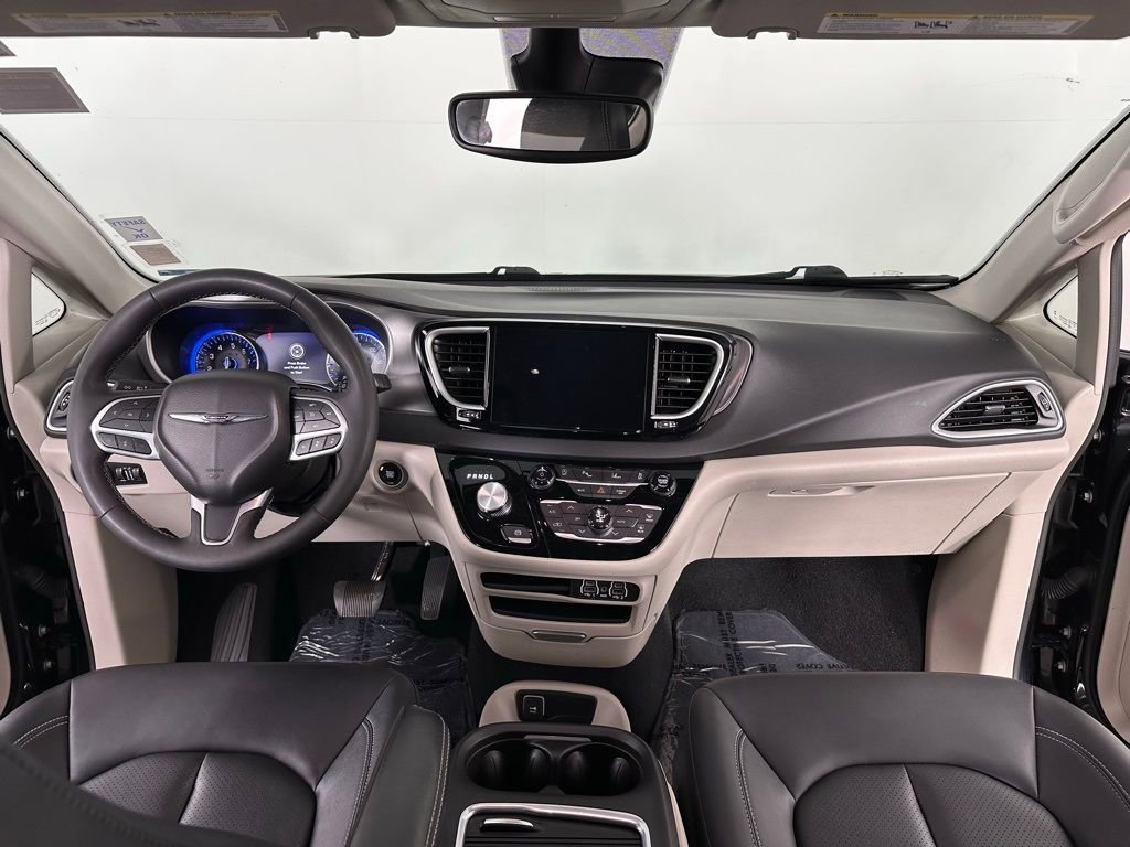 Used 2024 Chrysler Pacifica Touring-L image 5