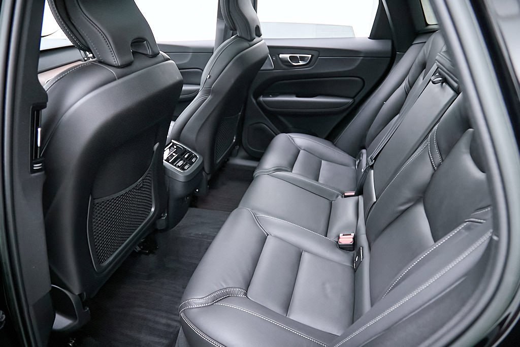 Certified 2023 Volvo XC60 B6 Ultimate w/ Protection Package Premier image 21