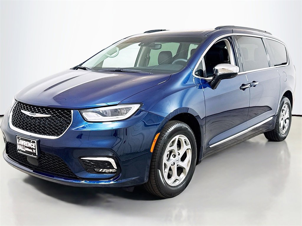 Used 2023 Chrysler Pacifica Limited w/ Uconnect Theater Family Group