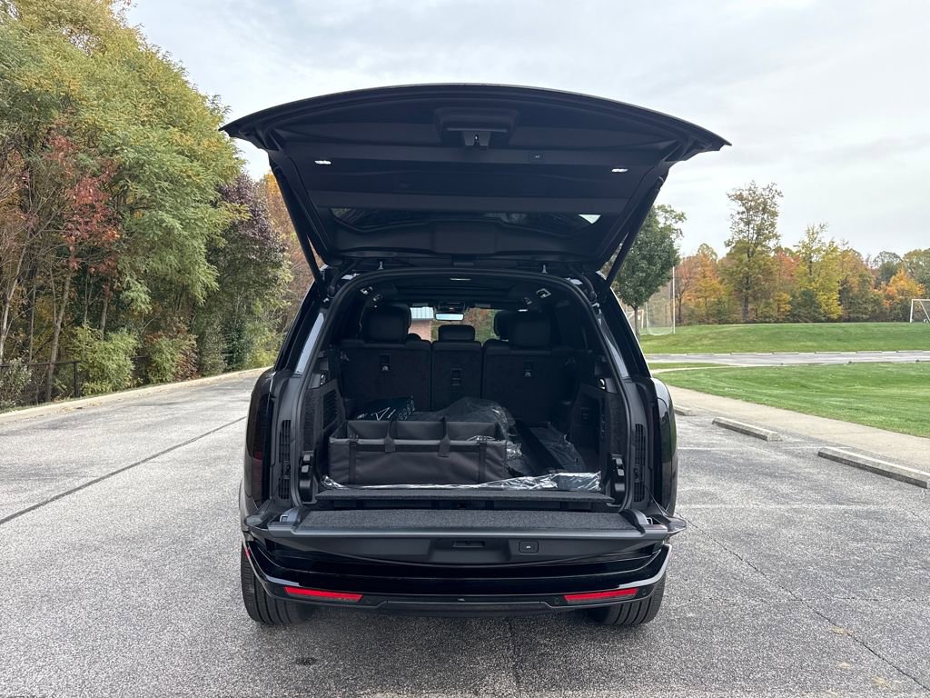 New 2025 Land Rover Range Rover Long Wheelbase SE image 9