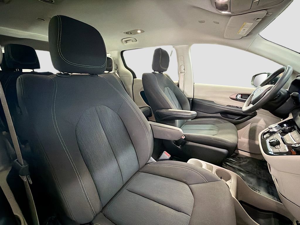 Used 2023 Chrysler Voyager LX image 27