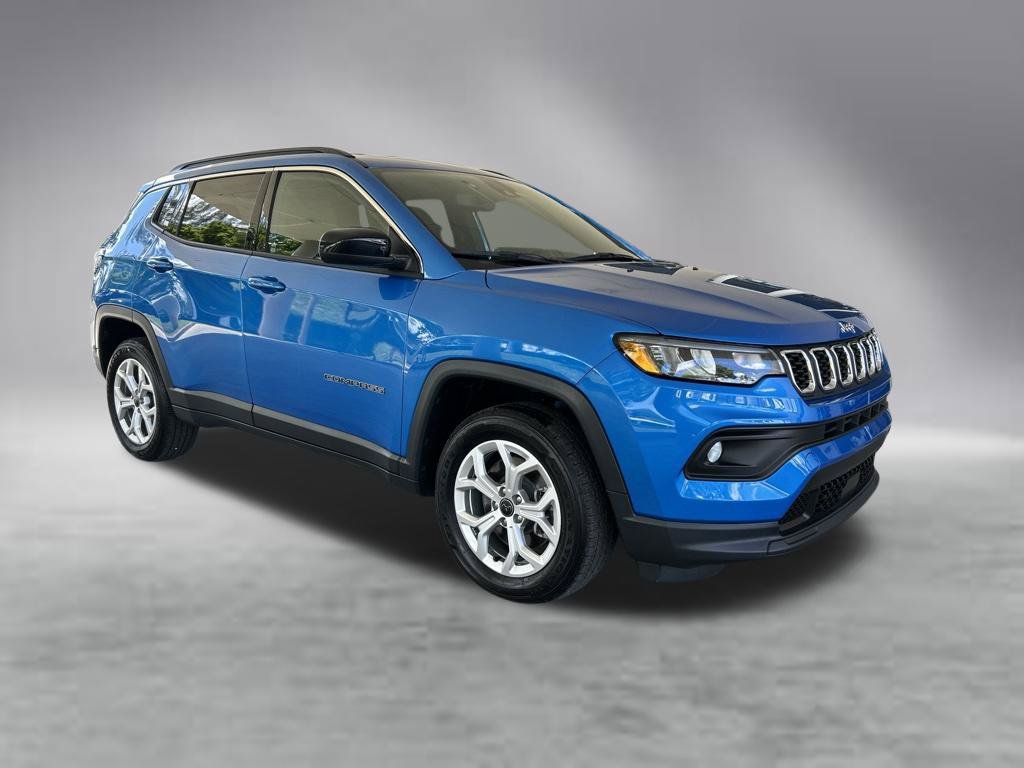 Used 2025 Jeep Compass Latitude AWD/4WD image 2